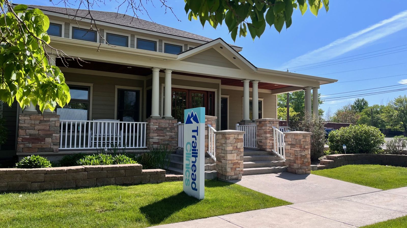 A sign in front of a house that says freshmead.
